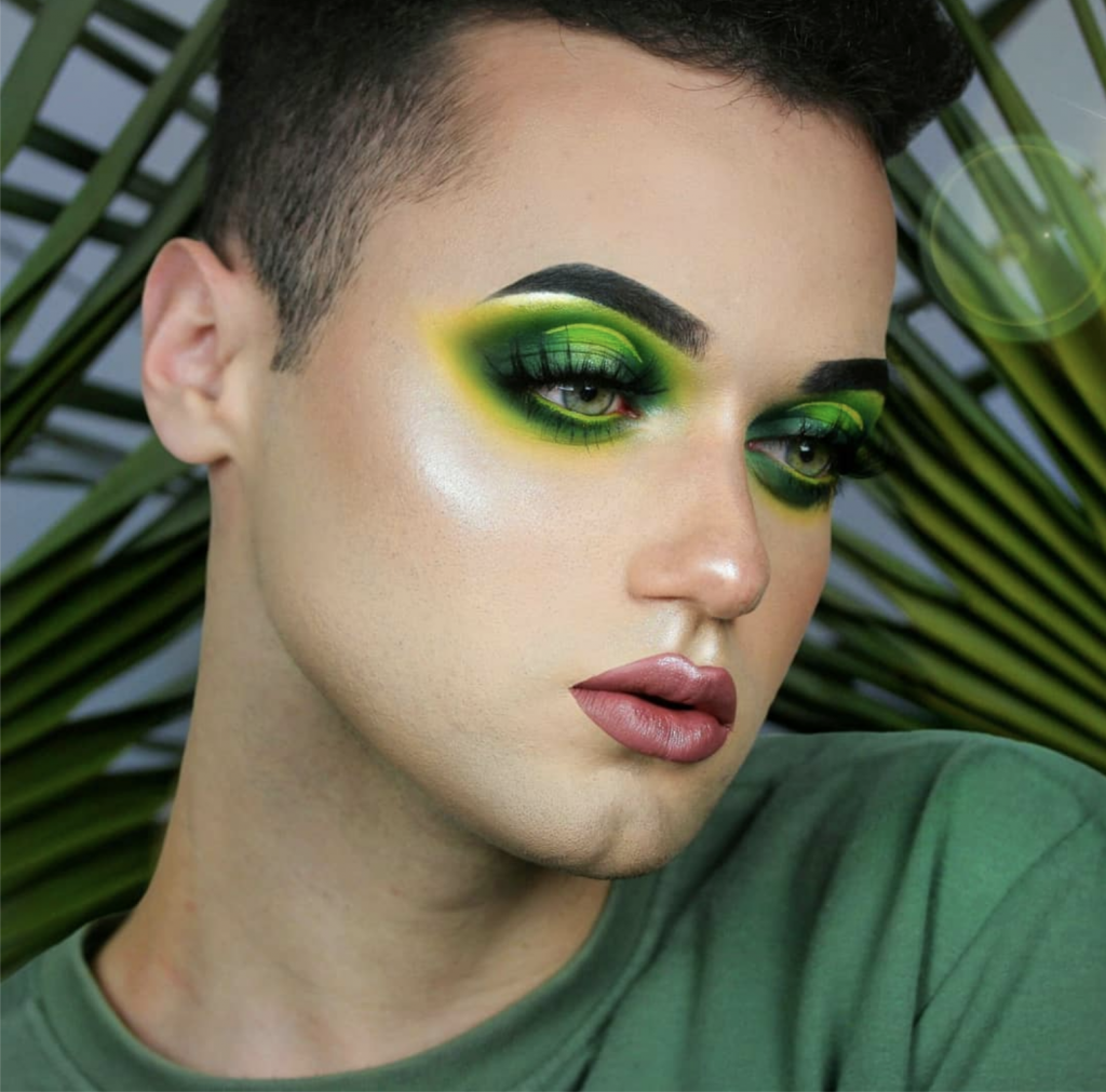 Maquillaje verde limon oscuro