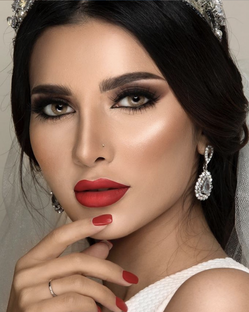 Foto profesional maquillaje labios rojos piel clara