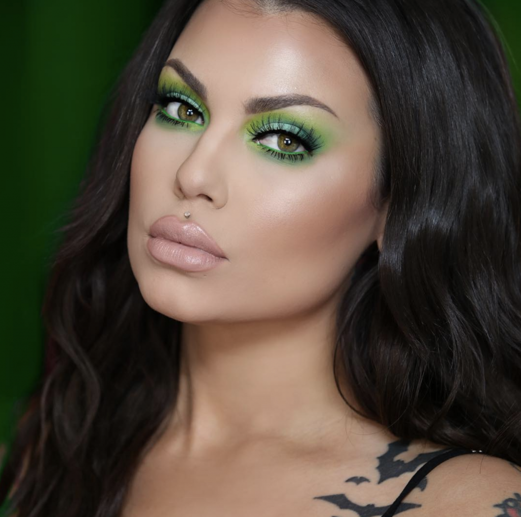 Maquillaje profesional en tonos verdes